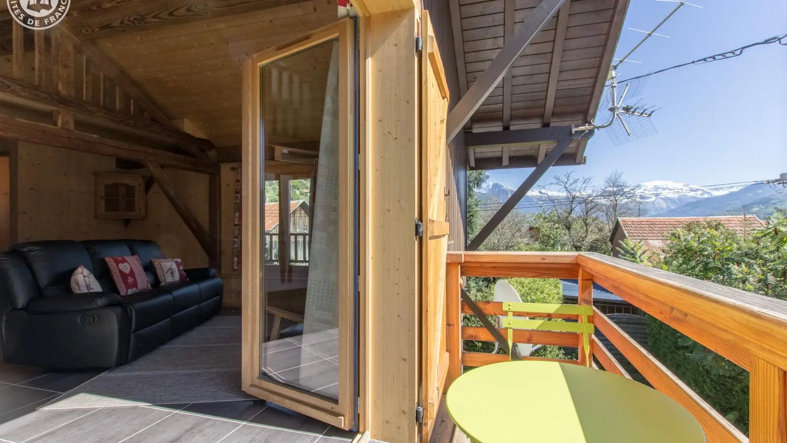Balcon sud avec table + 2 chaises