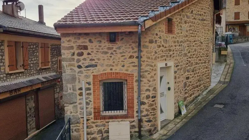 Meublé dans le bourg de Chalmazel.