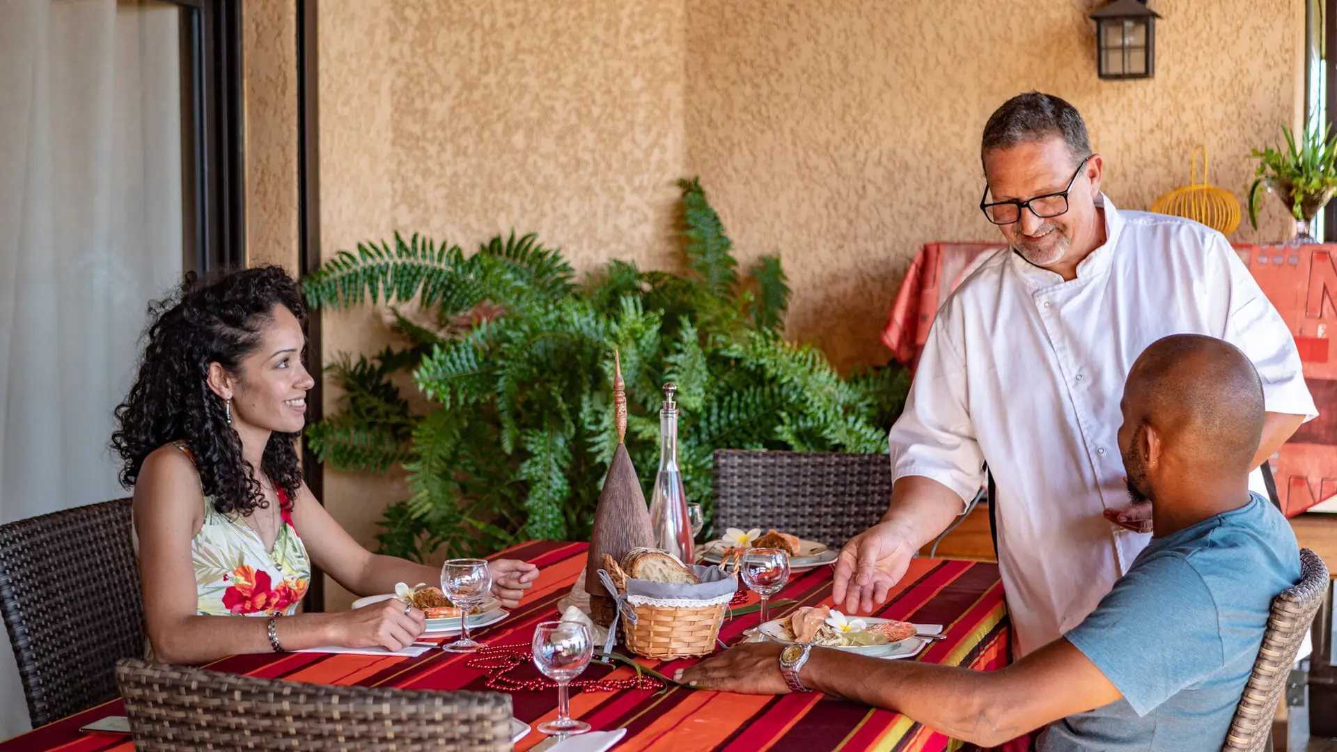 A table - Table d'hôtes du Grand Bleu