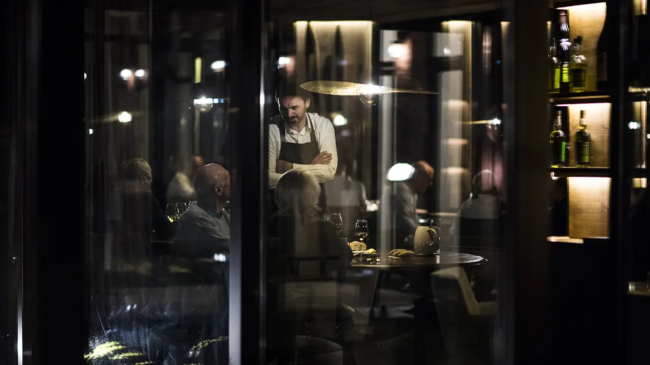 La salle du restaurant 2 étoiles vue de l'extérieur