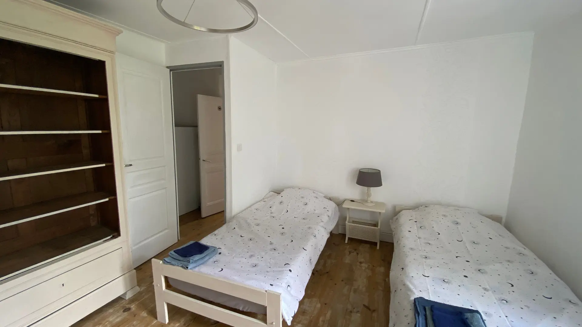 2 lis 90X190, armoire, table et lampe de chevet