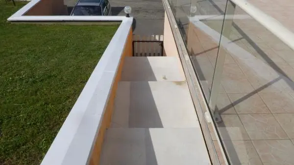 Vue sur l'entrée du gîte avec l'escalier extérieur.