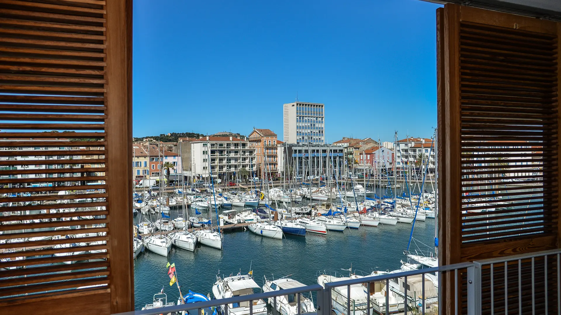 Vue sur le port depuis les chambres