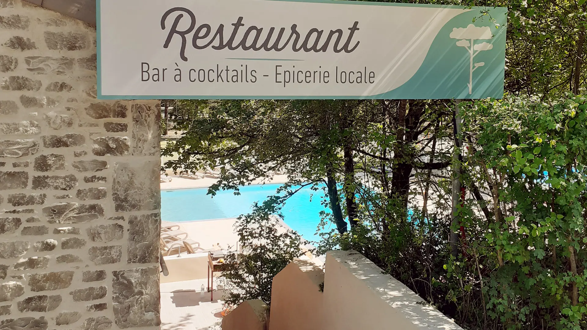 Piscine et entrée du restaurant