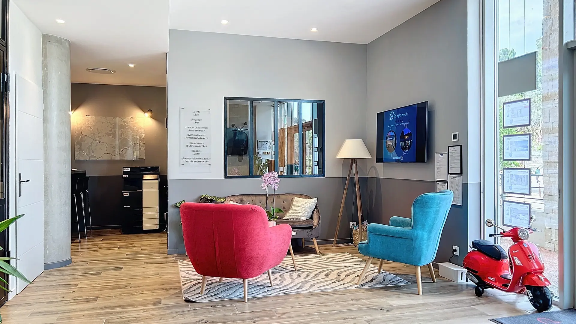 Salle d'attente agence immobilière Stéphane Plaza Mougins