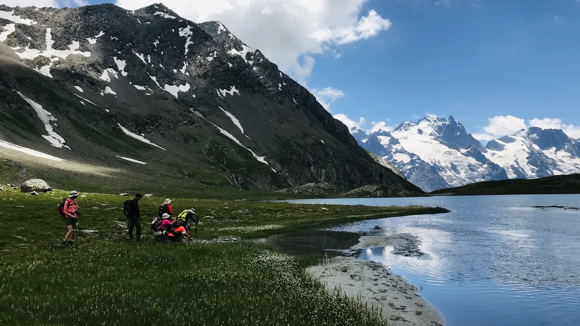 Randonneurs en pause au bord du lac