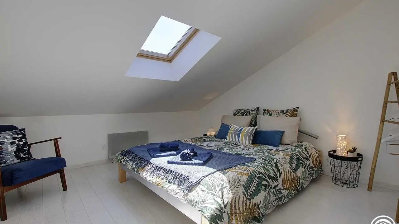 chambre 3 mansardée, lumineuse et cosy avec son lit double en 160 cm