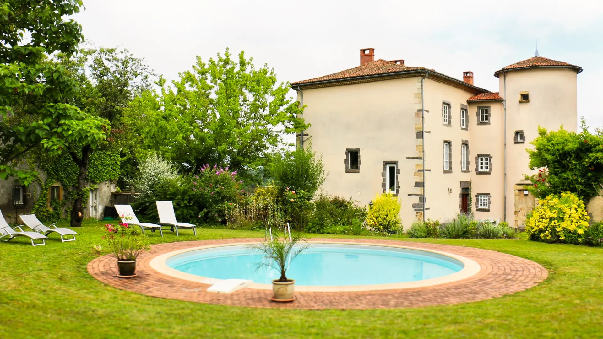 Vue extérieure sur le Clos et la piscine