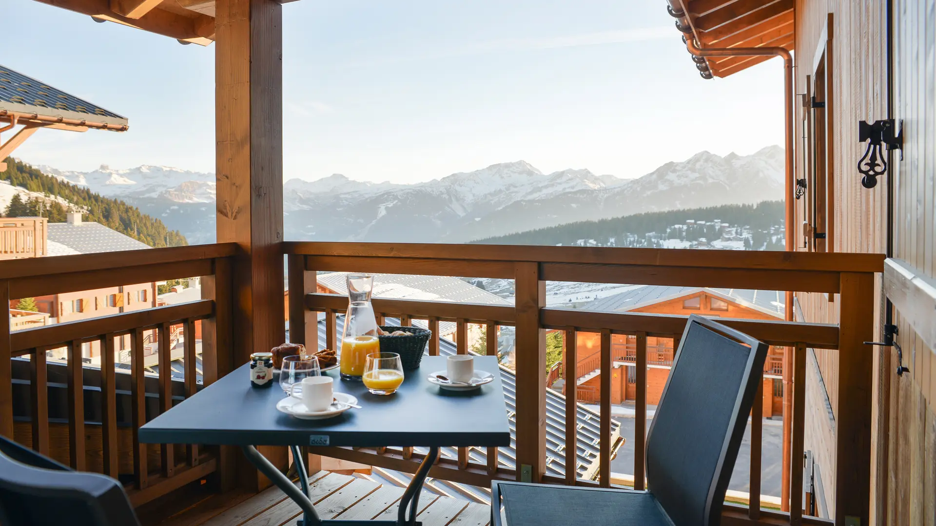 Terrasse avec vue sur le Beaufortain et le Mont Bisanne