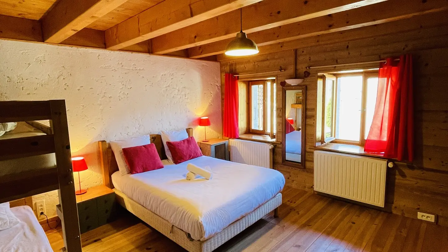 Chambre 2 avec lit double et 2 lits superposés