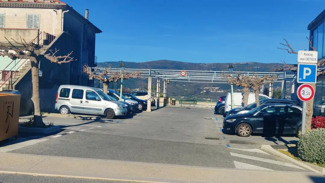 Parking public gratuit à moins de 100m du Gîte