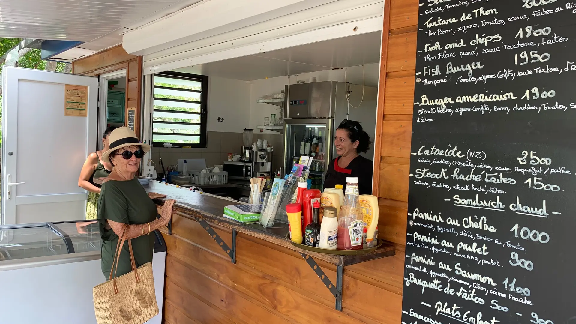 Nathalie, gérante, au comptoir