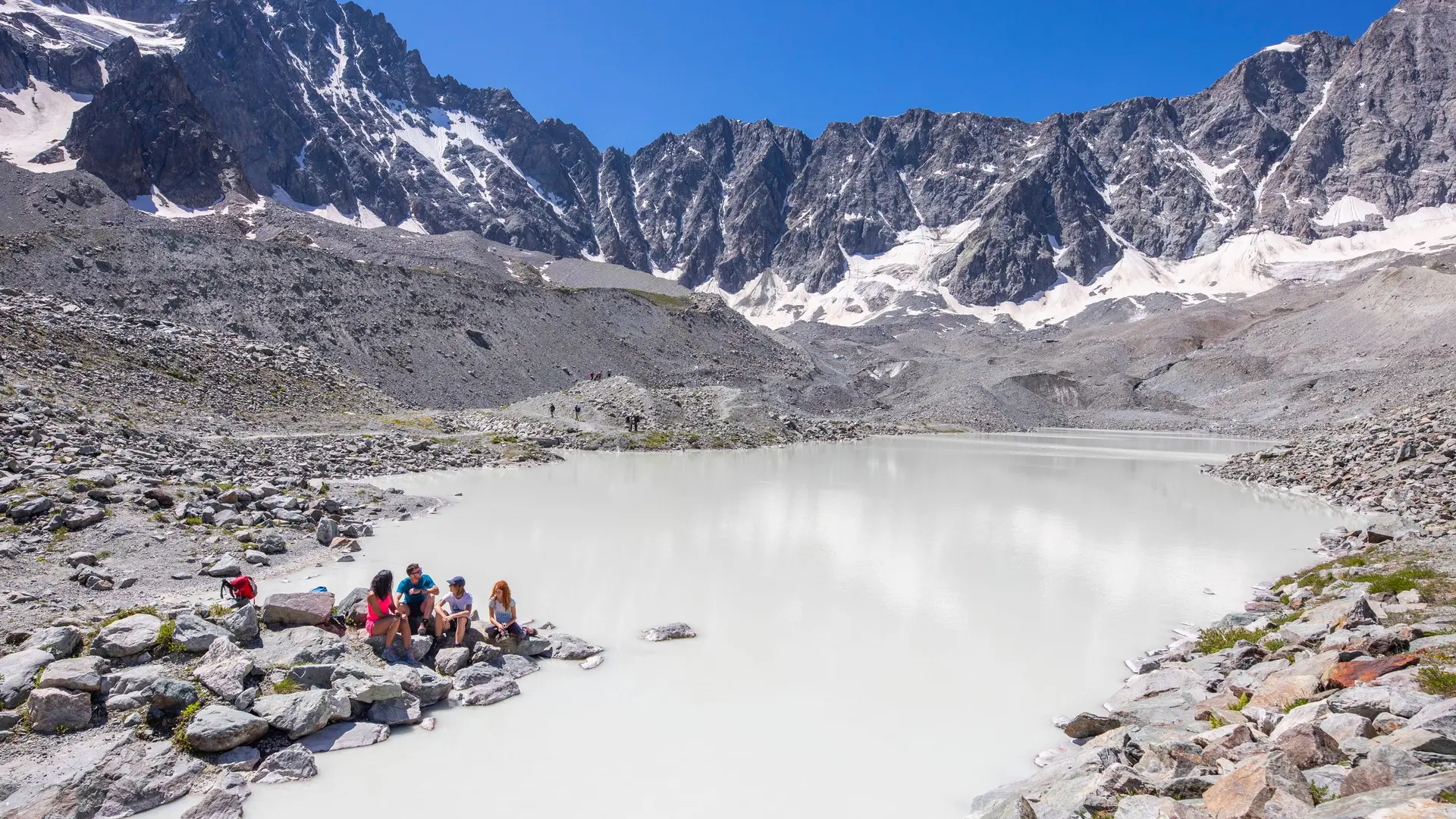 Famille au bord des lacs du glacier d'Arsine