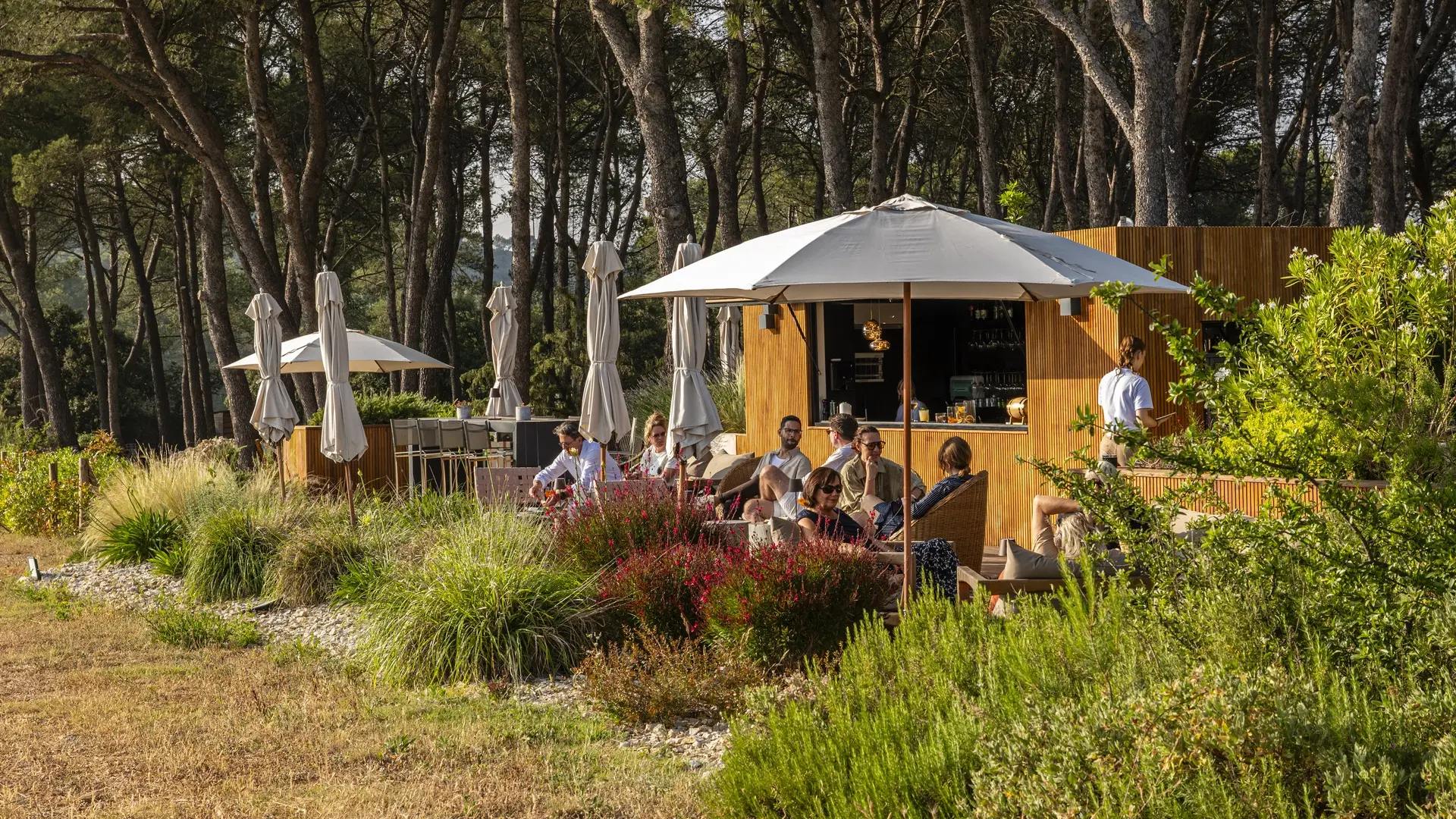 Domaine La Pierre Blanche - L'Ambar Sunset Lounge Eygalières terrace