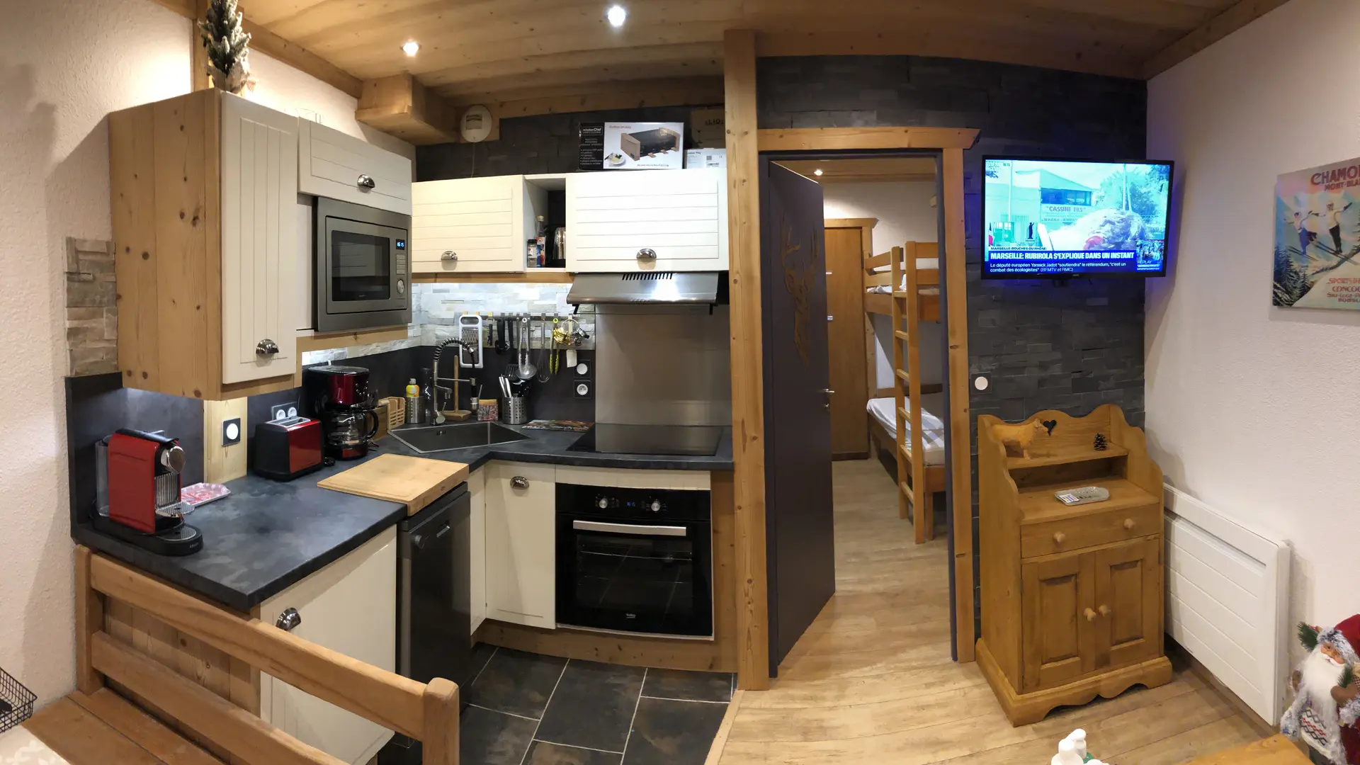 Cuisine et vue sur l'entrée et le coin montagne