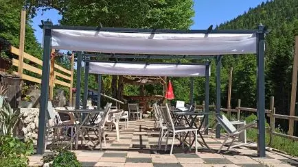 Terrasse avec tables et chaise