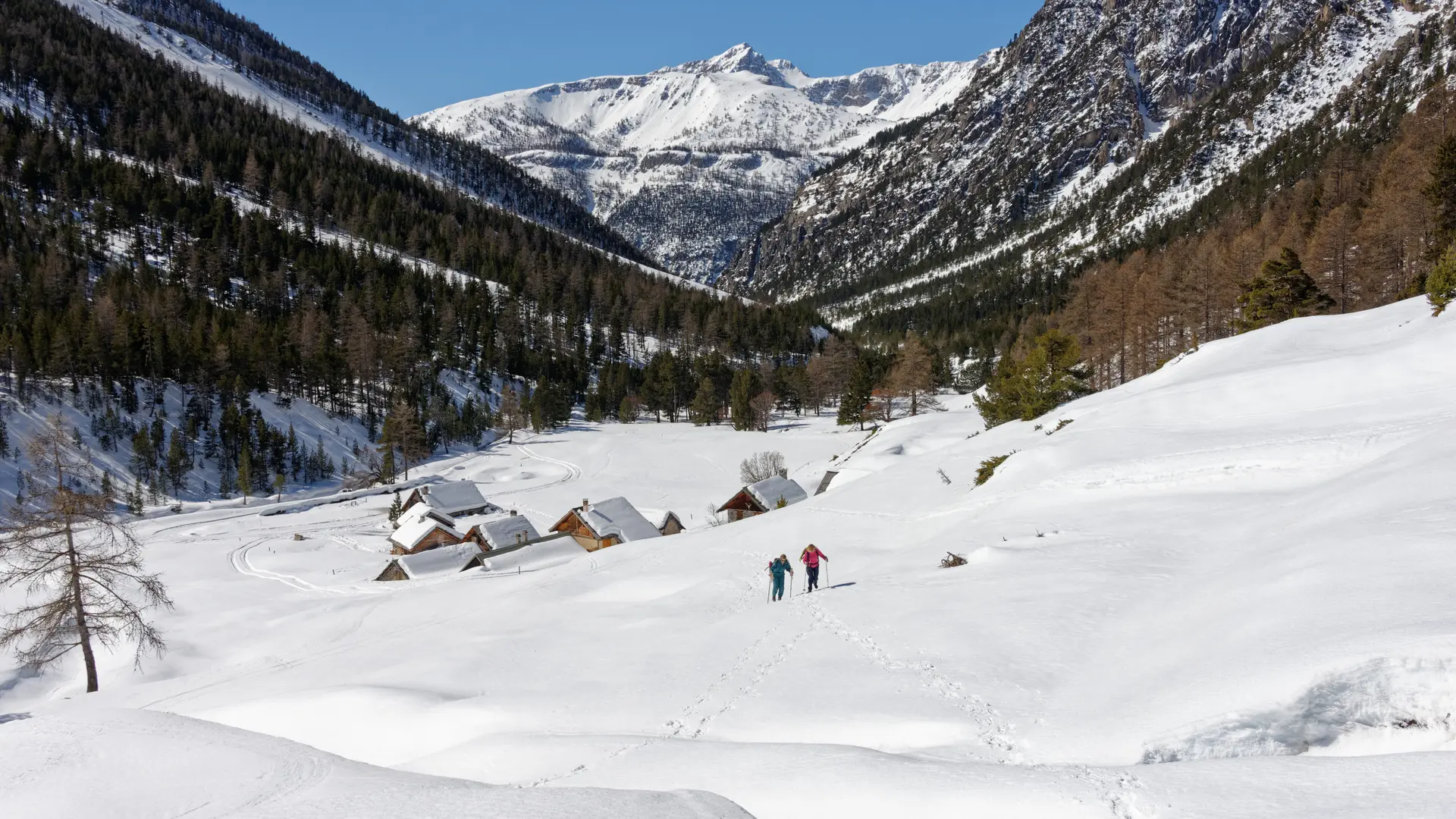 Chalets et vallon des Acles