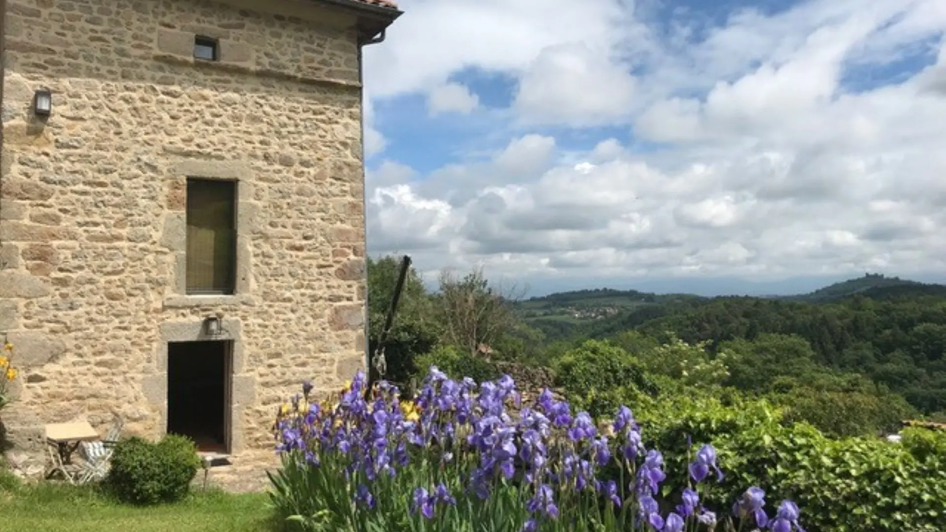 Façade du pigeonnier et vue