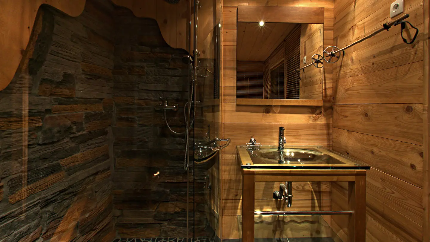 Salle de bains avec grande douche à l'italienne et lavabo