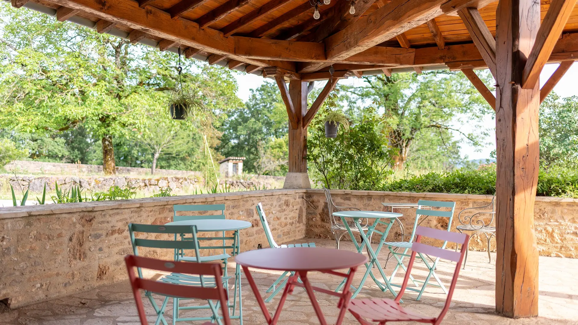 La terrasse couverte de LA VOLIERE, pour des petits déjeuners avec vue en été.