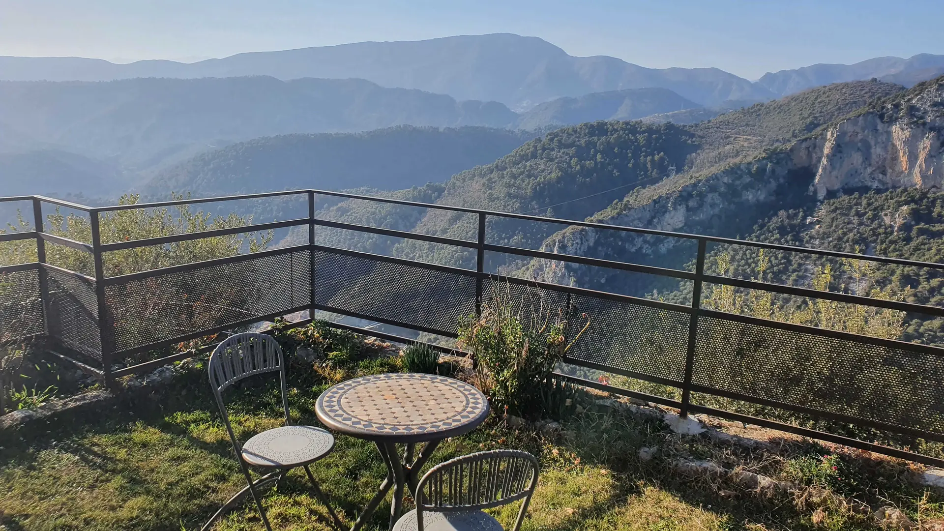 Laurélie-Petit coin repas extérieur-Touët-de-l'Escarène-Gîtes de France des Alpes-Maritimes