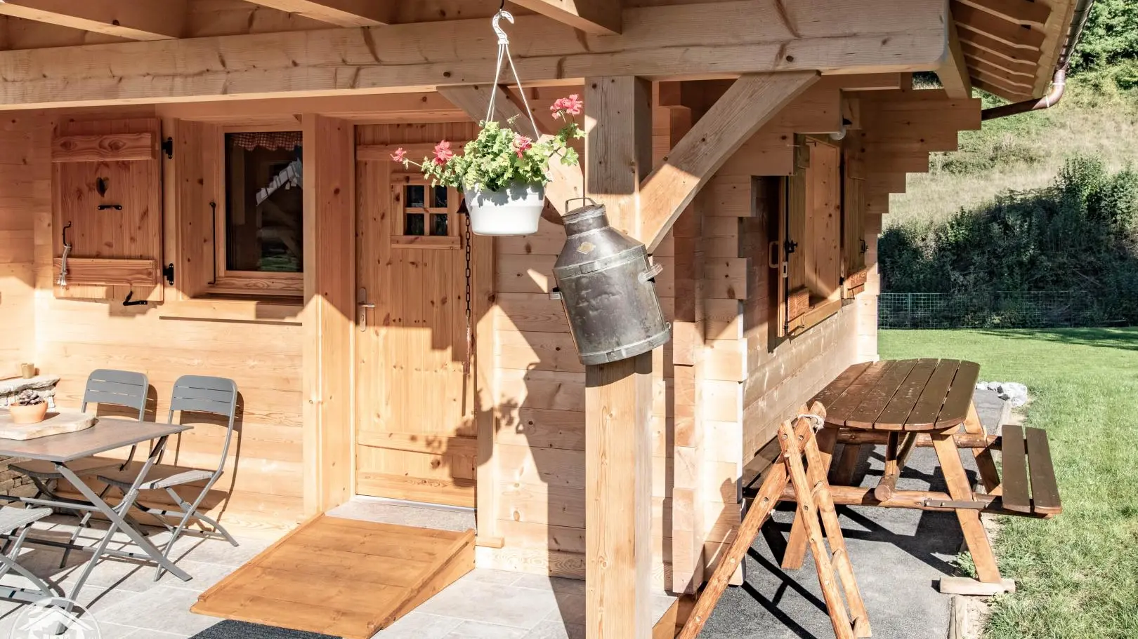 Devant le gîte - mobilier de jardin