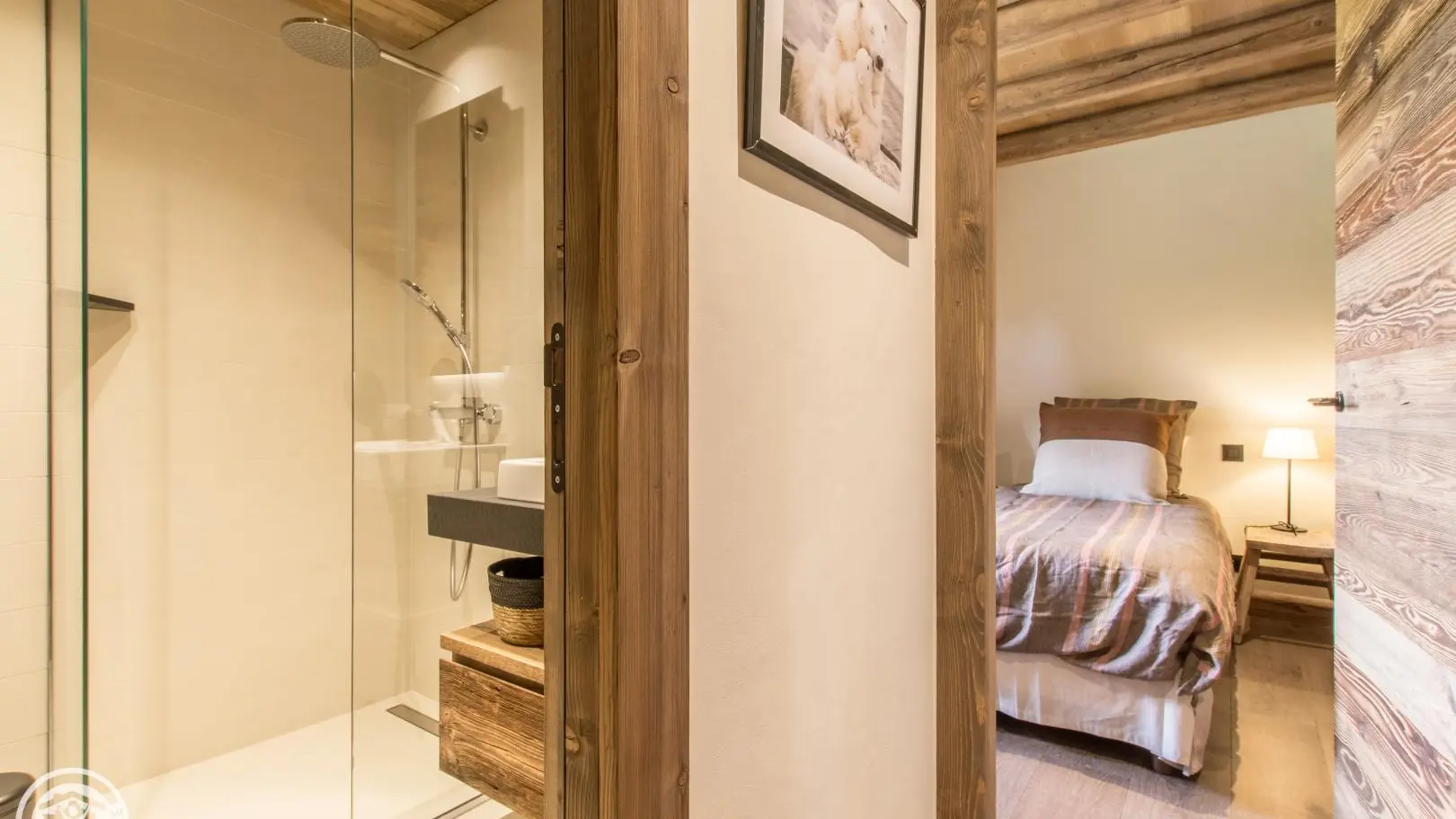 Salle d'eau et chambre du 1er étage