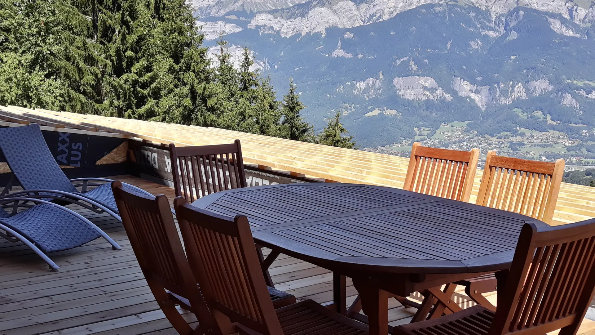 Terrasse et vue Aiguille de Warens