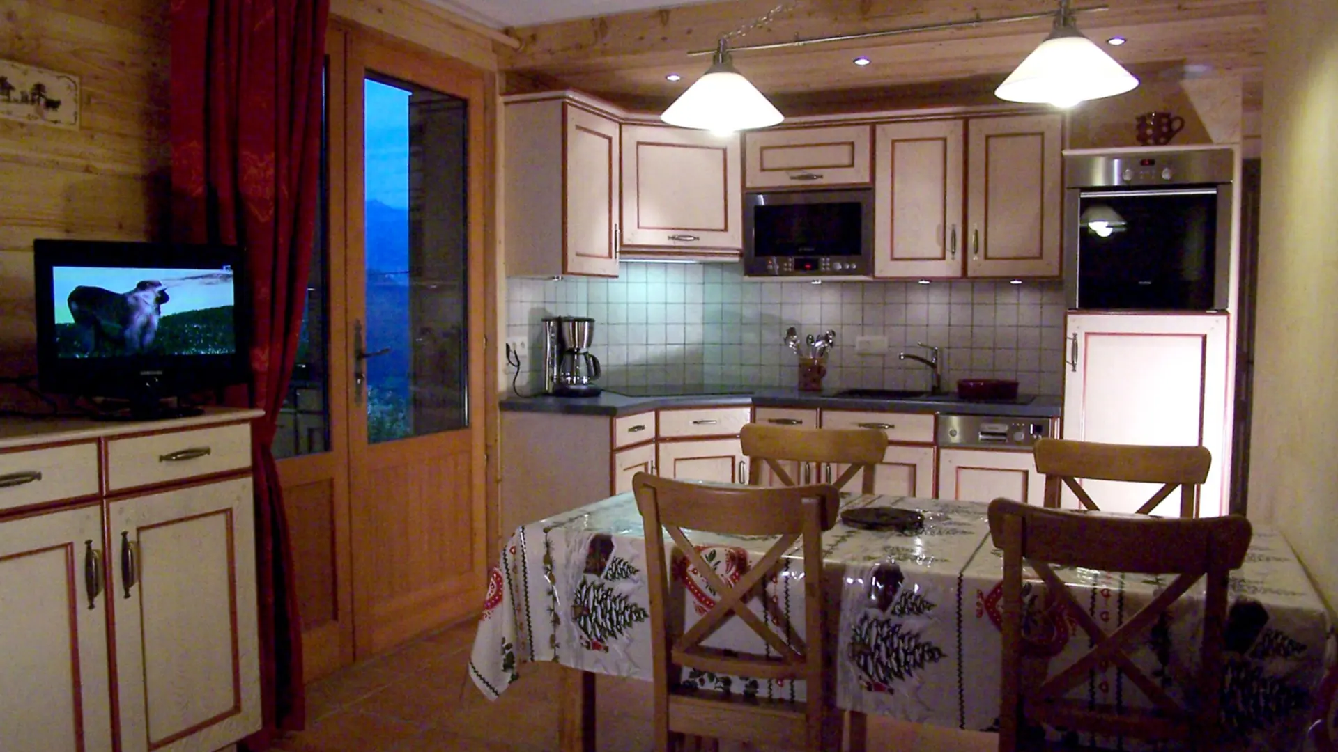 Salle à manger, télévision et cuisine/Dining room, television and kitchen-Buissière n°2-Le Grand-Bornand