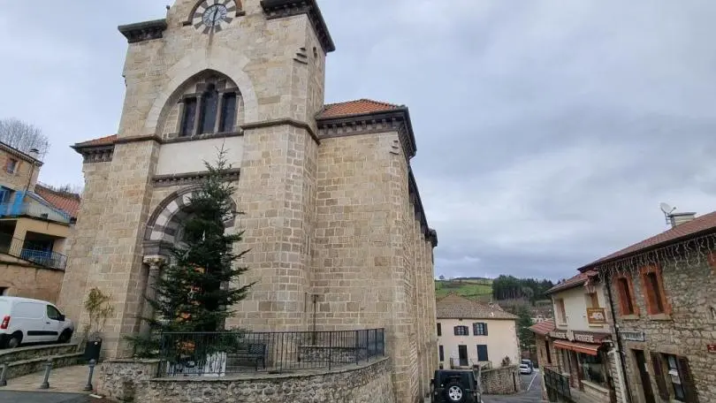 Meublé au coeur du village de Chalmazel à côté de l'église.