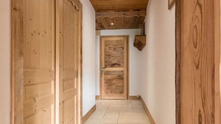 couloir avec grand placard