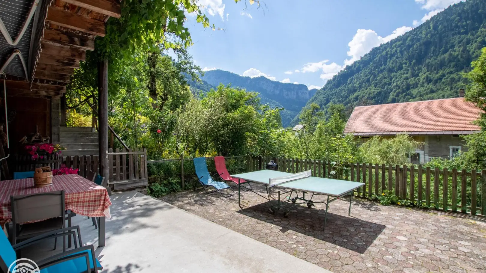 terrasse avec table de ping pong