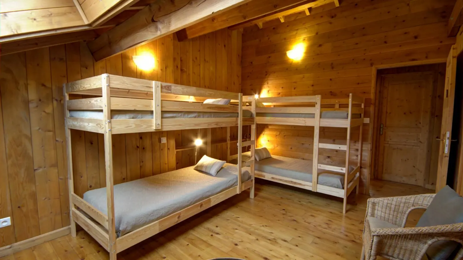 chambre verte, au premier étage avec 2x2 lits superposés 90
