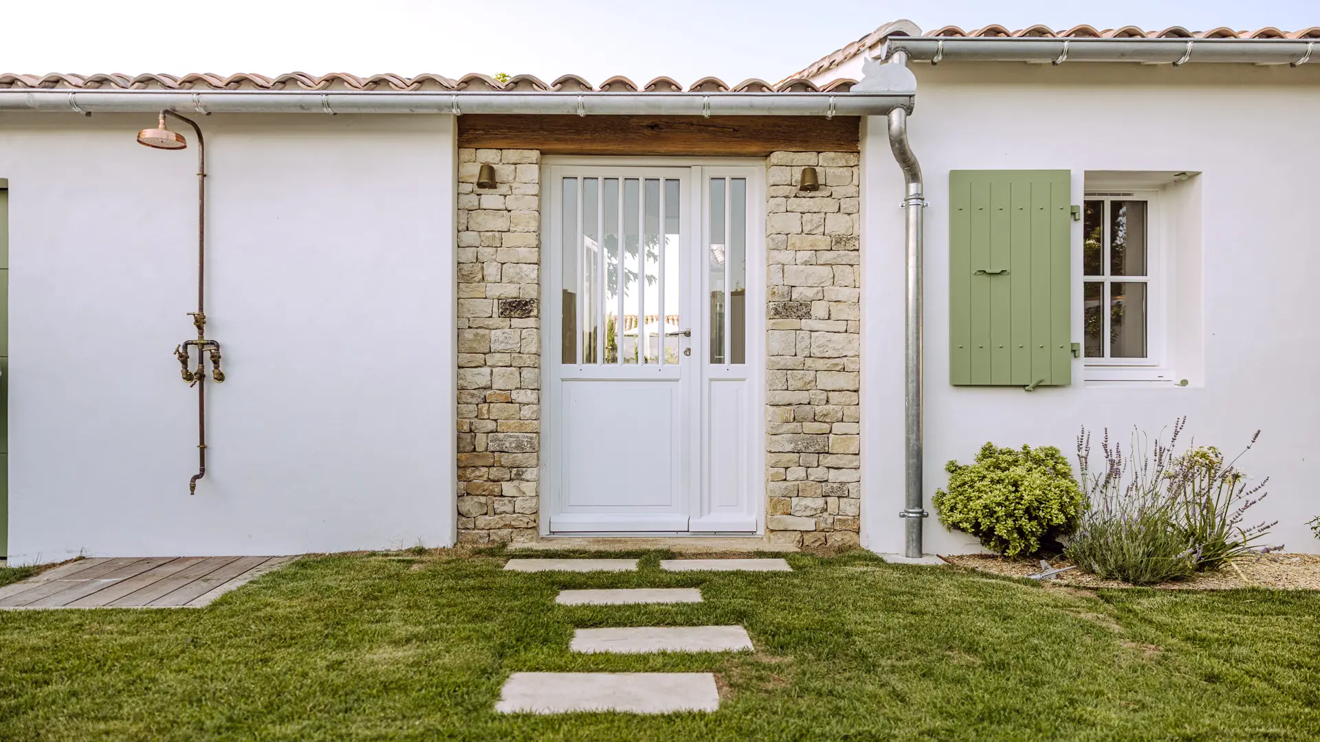 Außendusche + Haustürschwelle