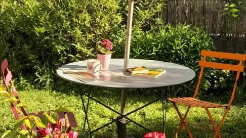 un petit coin du jardin à l ombre du 2eme parasol au printemps