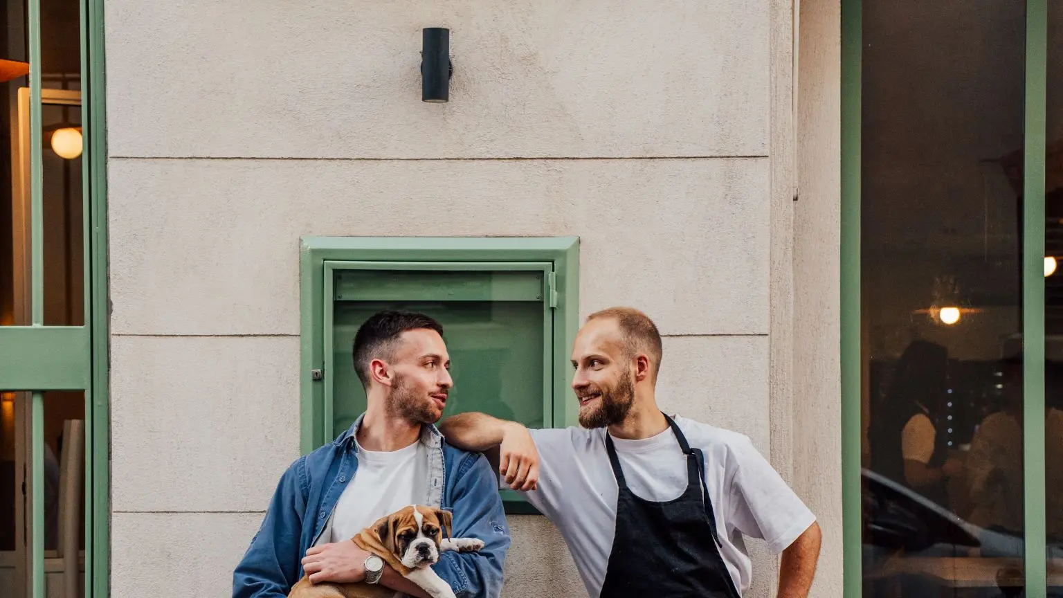 le chef Loris de Vaucelles devant son restaurant