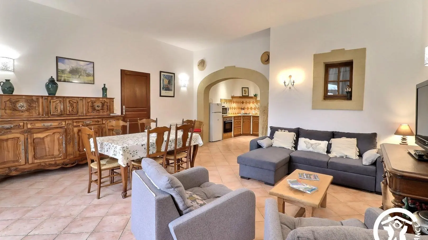 Salon avec canapé d'angle et 2 fauteuils