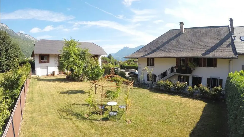 Jardin commun chambres d'hôtes et 2 gîtes