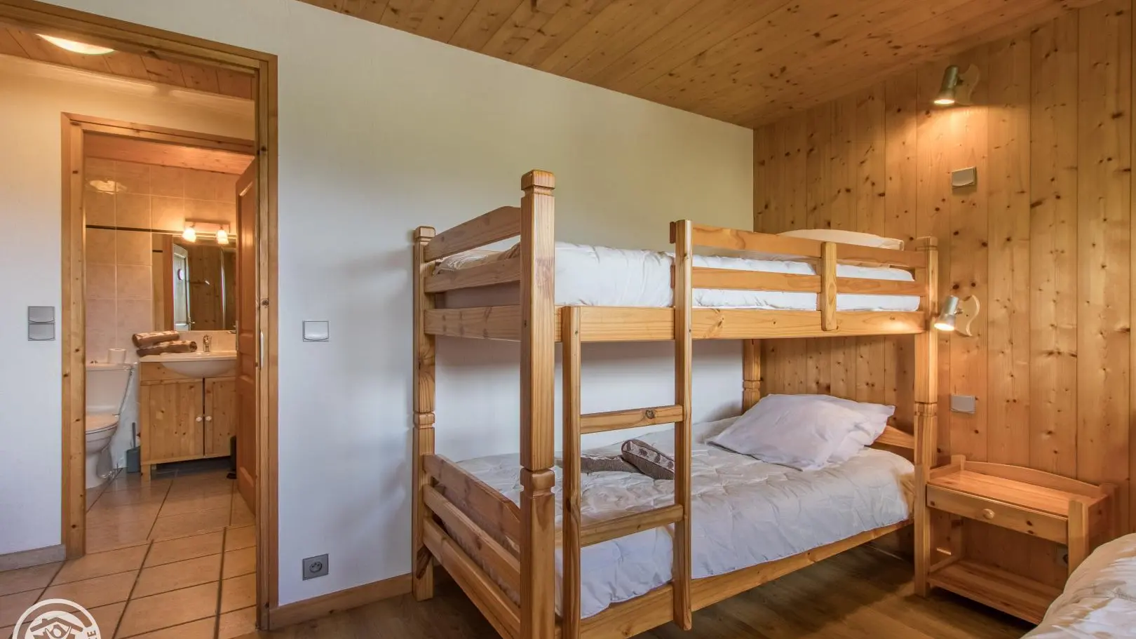 Chambre 4 avec sa salle de bain sur palier en face