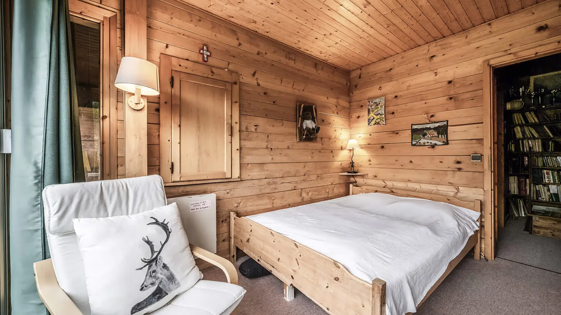 Chambre avec lit double, fauteuil