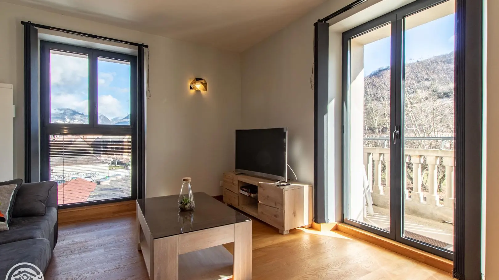 Espace TV et accès balcon