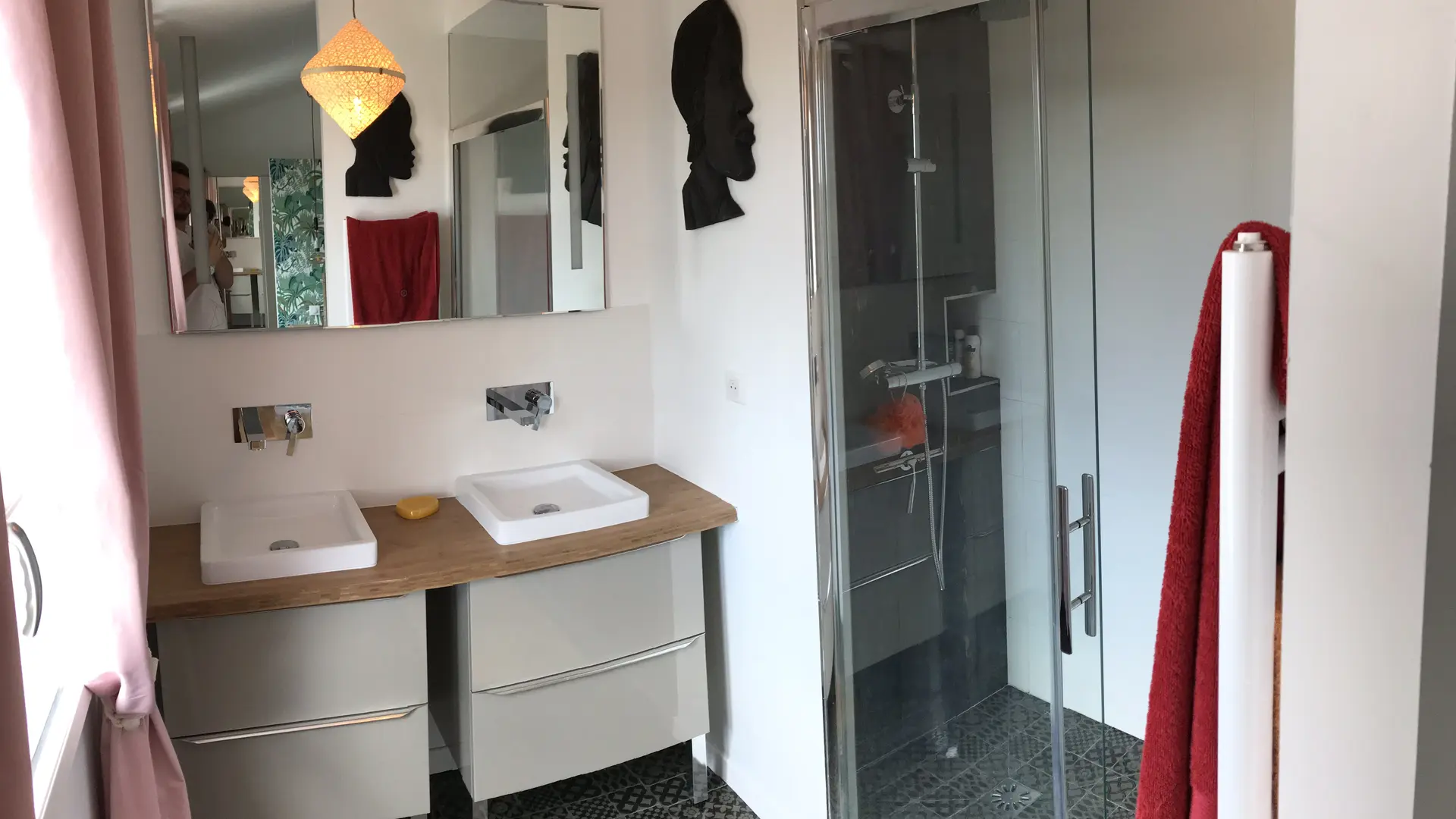 Shower room in the upstairs suite