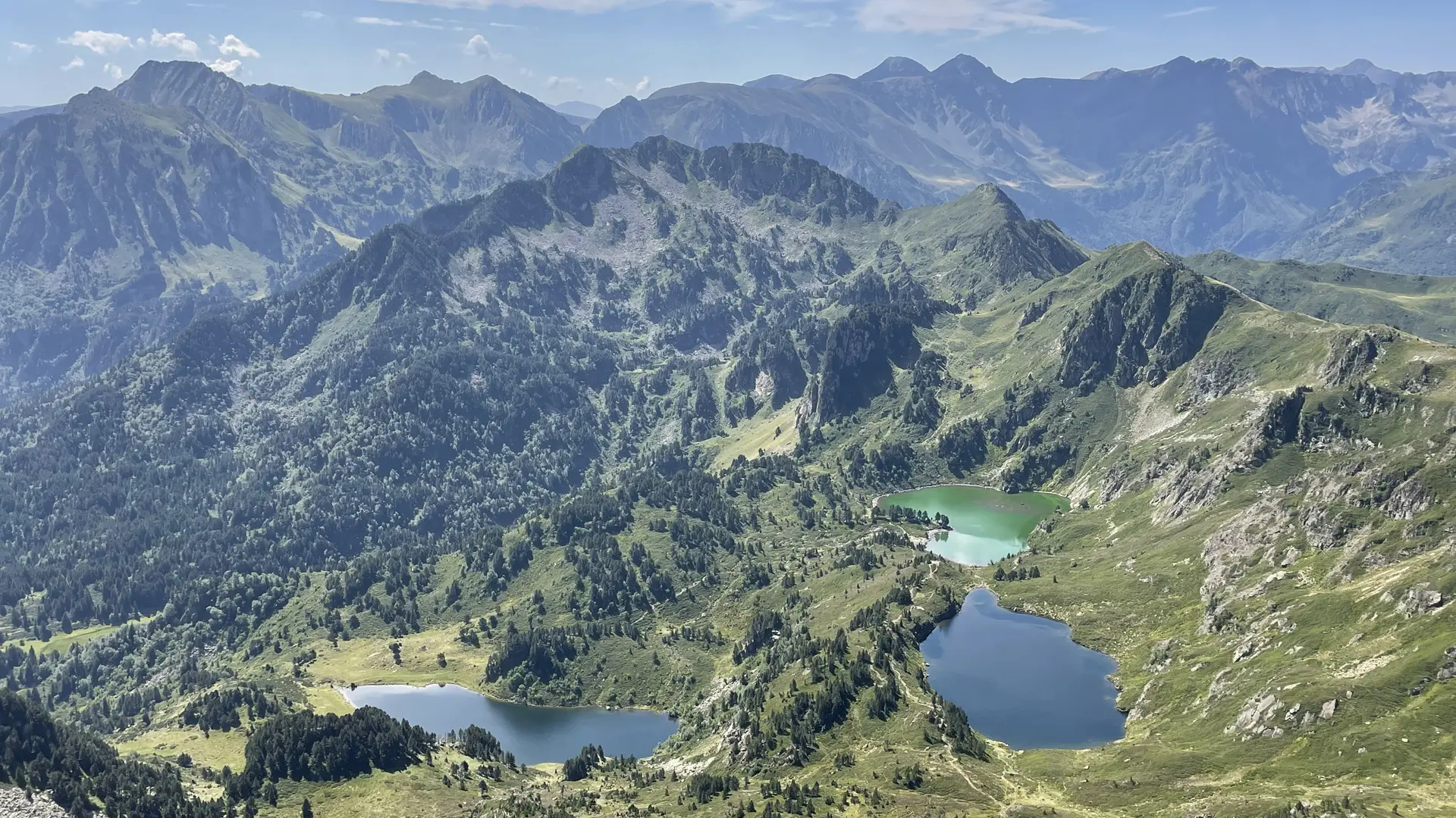 Vue sur les étangs depuis le Tarbesou