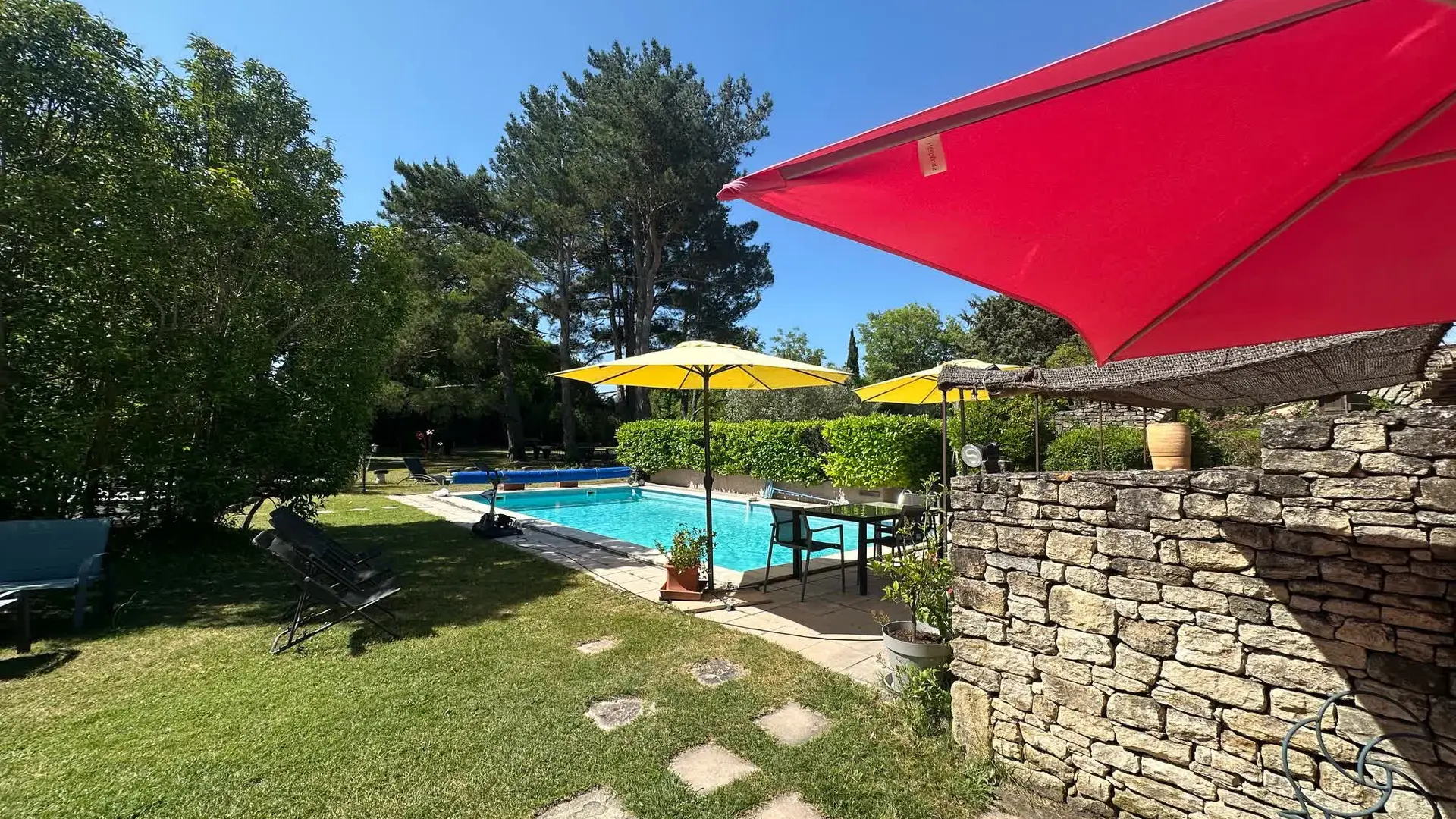 Piscine extérieure au cœur du Mas, un espace idéal pour se rafraîchir et profiter pleinement des beaux jours en Provence.