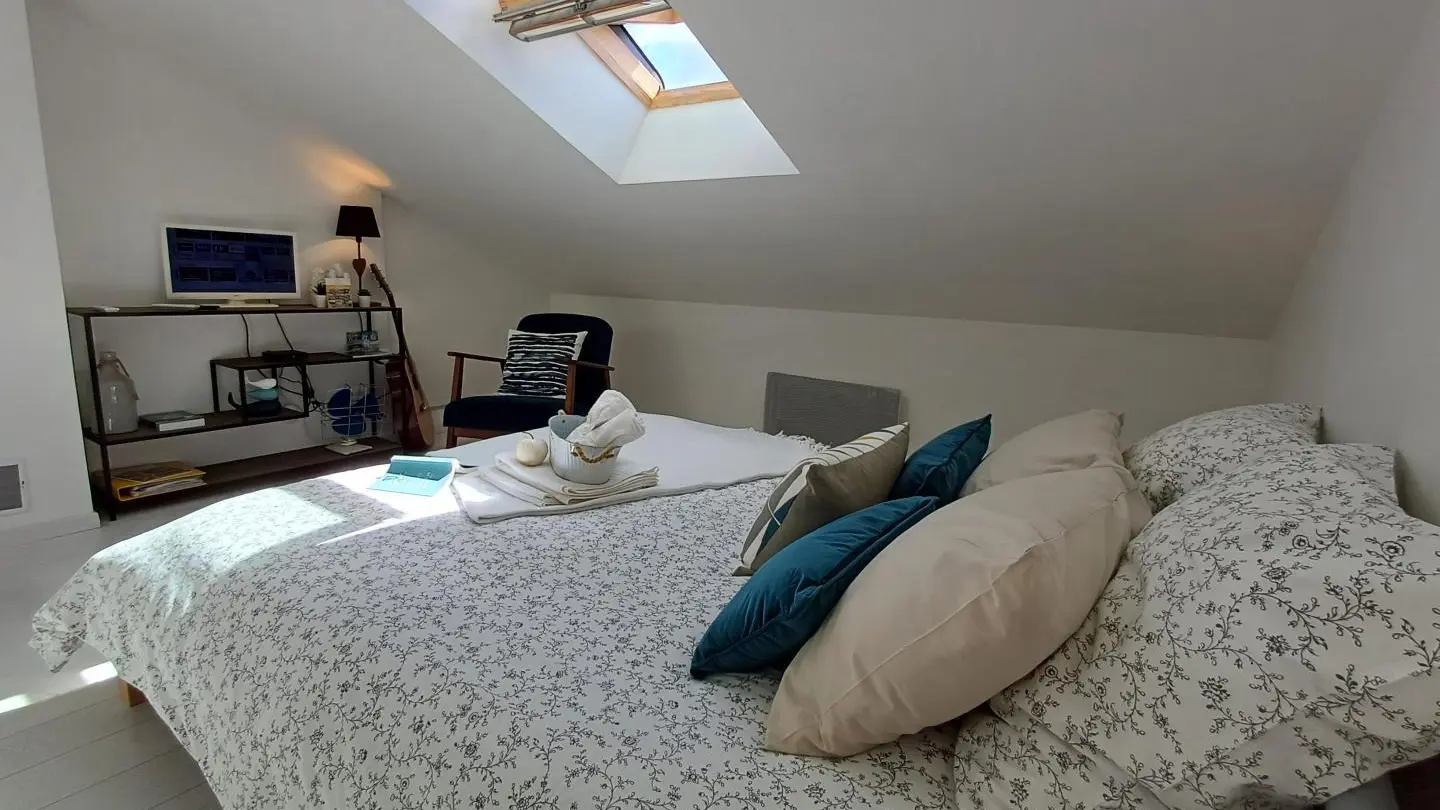 chambre 3 mansardée avec TV et box