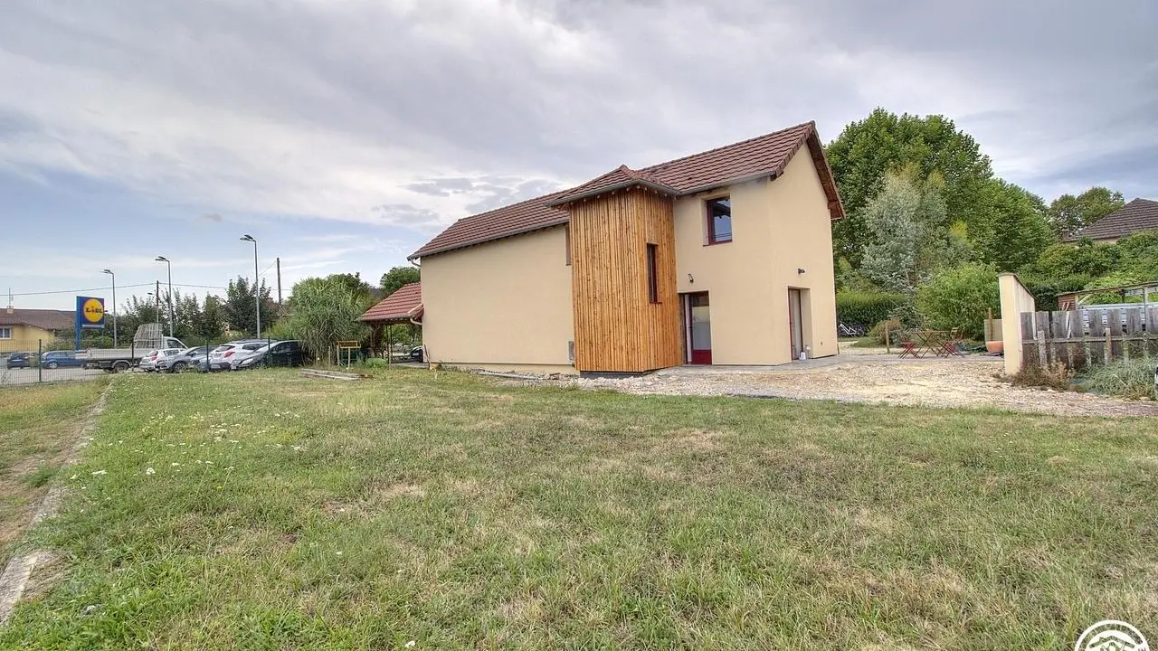 Les améliorations des extérieurs sont en cours.