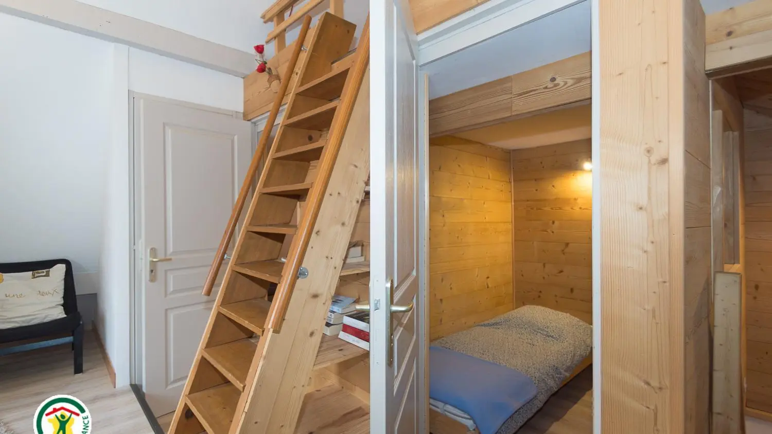 Coin salon, accès aux chambres-cabines au 2ème