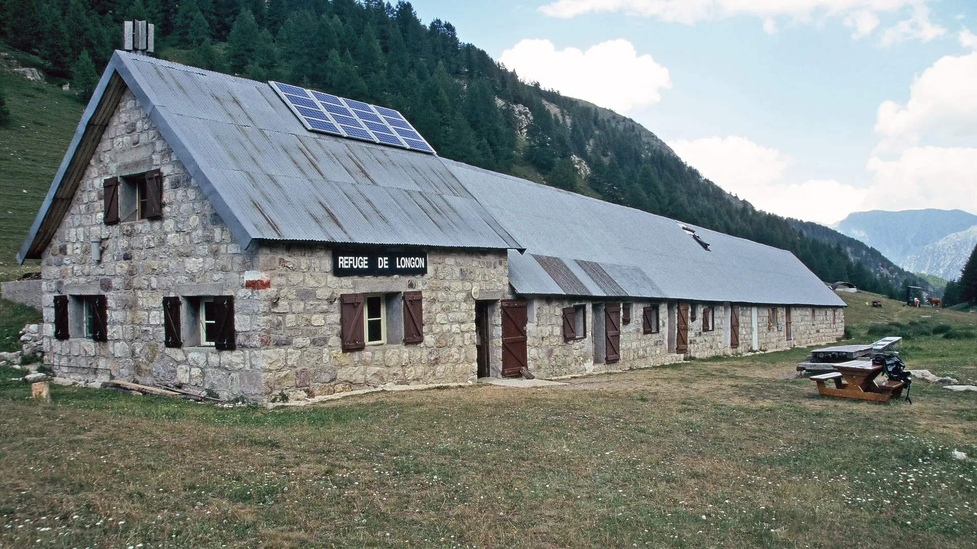 Vue extérieure du refuge de Longon