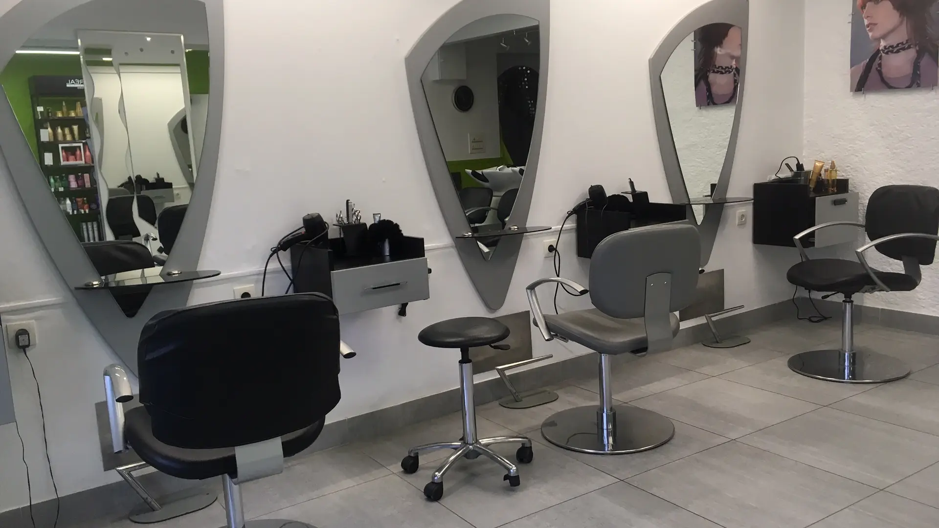 Les sièges du salon de coiffure