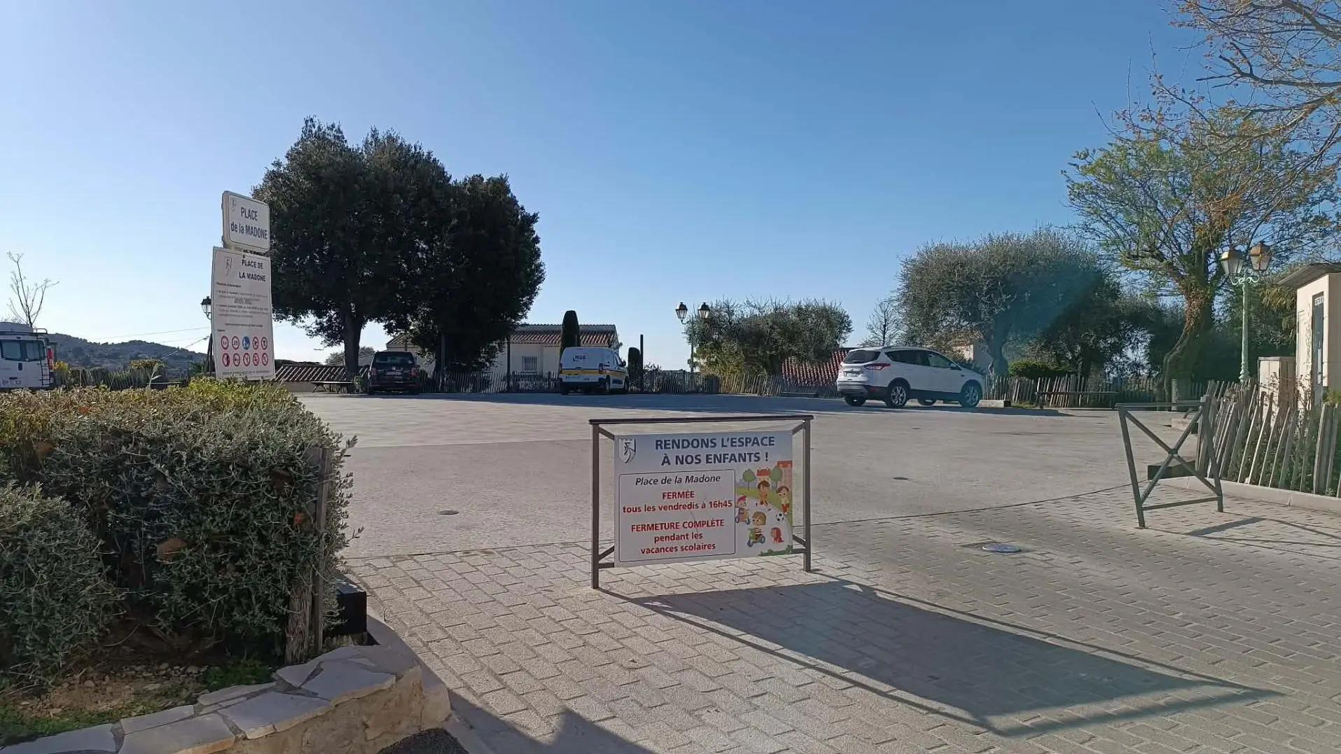 Place de la Madone à côté de l'église.
Parking gratuit.